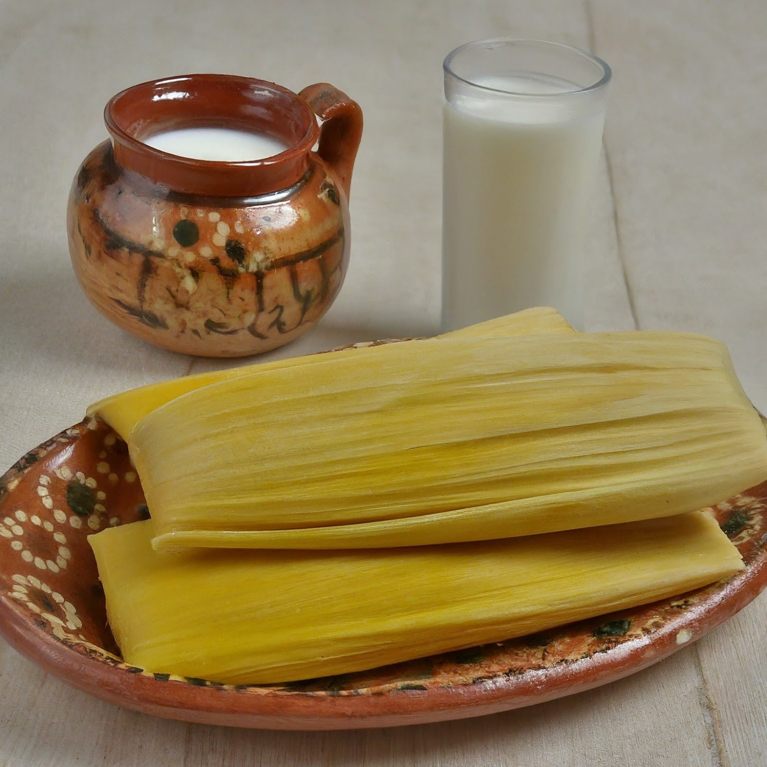 uchepos tradicionales con un vaso de leche